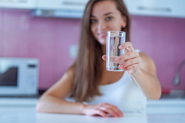 lo2lair_femme-avec-verre-eau-cuisine-1